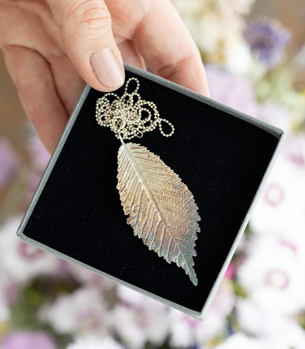 Silber Ulmenblatt Kette – zweites Unikat am Hals, feiner Naturschmuck Anhänger von goodrun