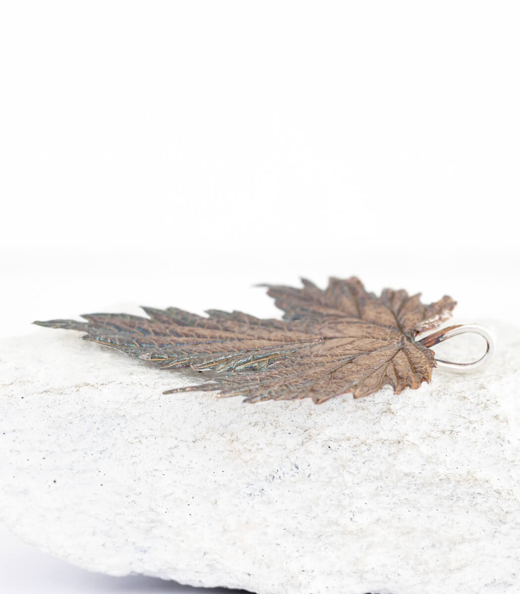 Silber Anhänger Hopfenblatt – getragen als Halskette, Naturschmuck handgefertigt von goodrun
