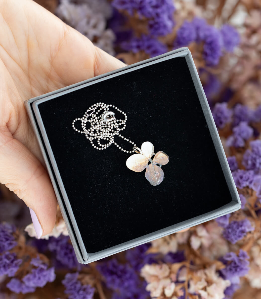 Silber Anhänger Vierblättriger Klee – Detailansicht Blattstruktur, Naturschmuck von goodrun