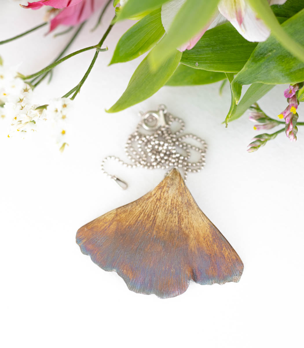 Ginkgoblatt Silber Anhänger getragen – Naturschmuck Kette am Hals, handgefertigtes Unikat von goodrun
