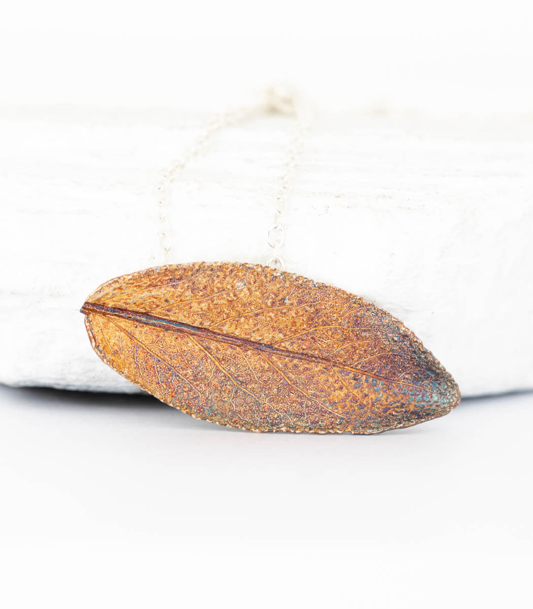 Silber Kette Salbeiblatt – Rückseite Anhänger und Öse, handgefertigter Naturschmuck aus Recyclingsilber