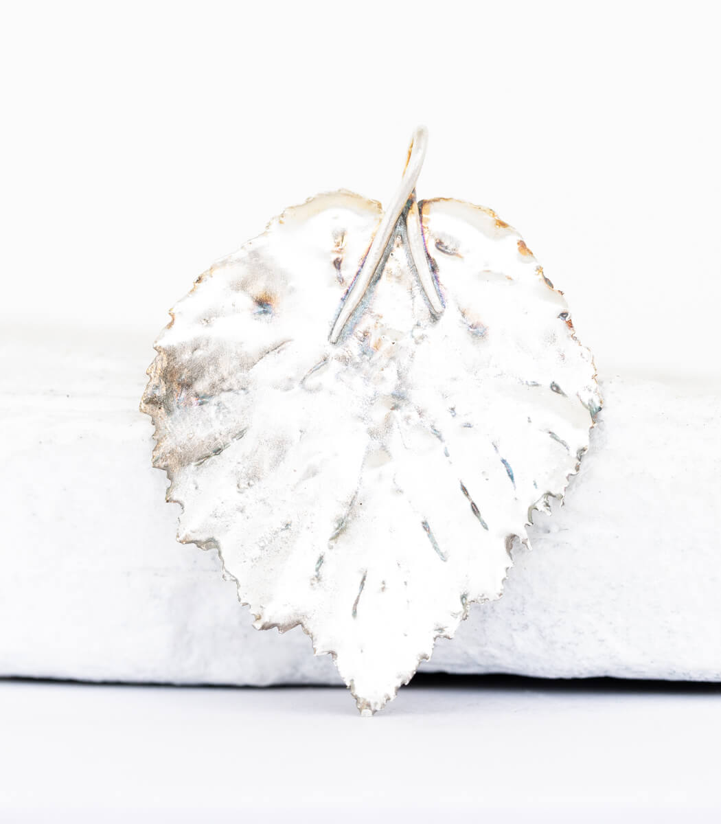 Silber Anhänger Brombeerblatt – Rückseite und Öse, handgefertigter Naturschmuck aus Recyclingsilber