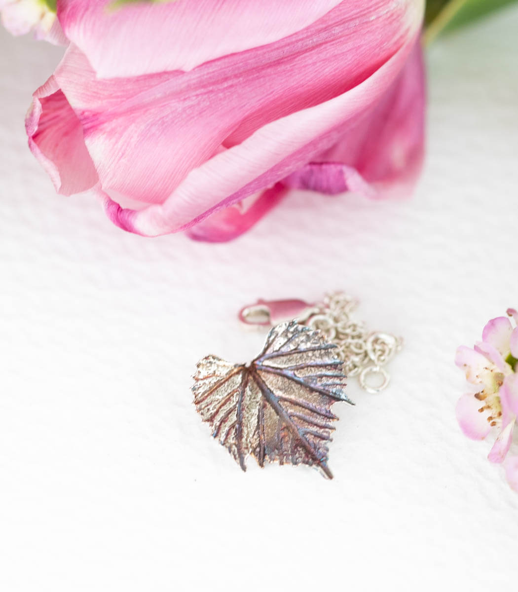 Weinblatt Silber Armband getragen – Naturschmuck Unikat am Handgelenk, handgefertigt von goodrun