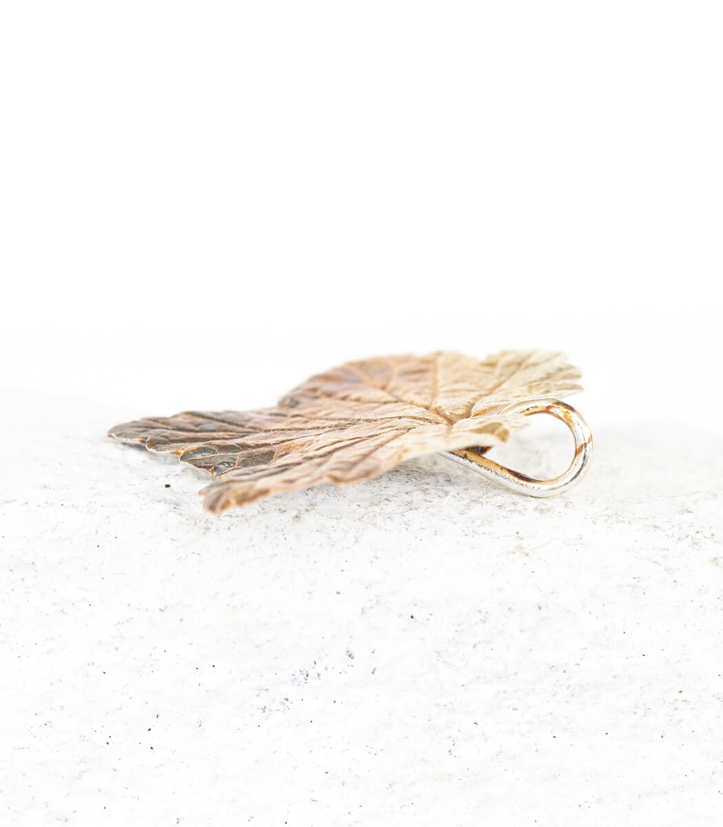 Johannisbeere Silber Kette – Vorder- und Rückseite, natürliche Blattstruktur in feinem Silber