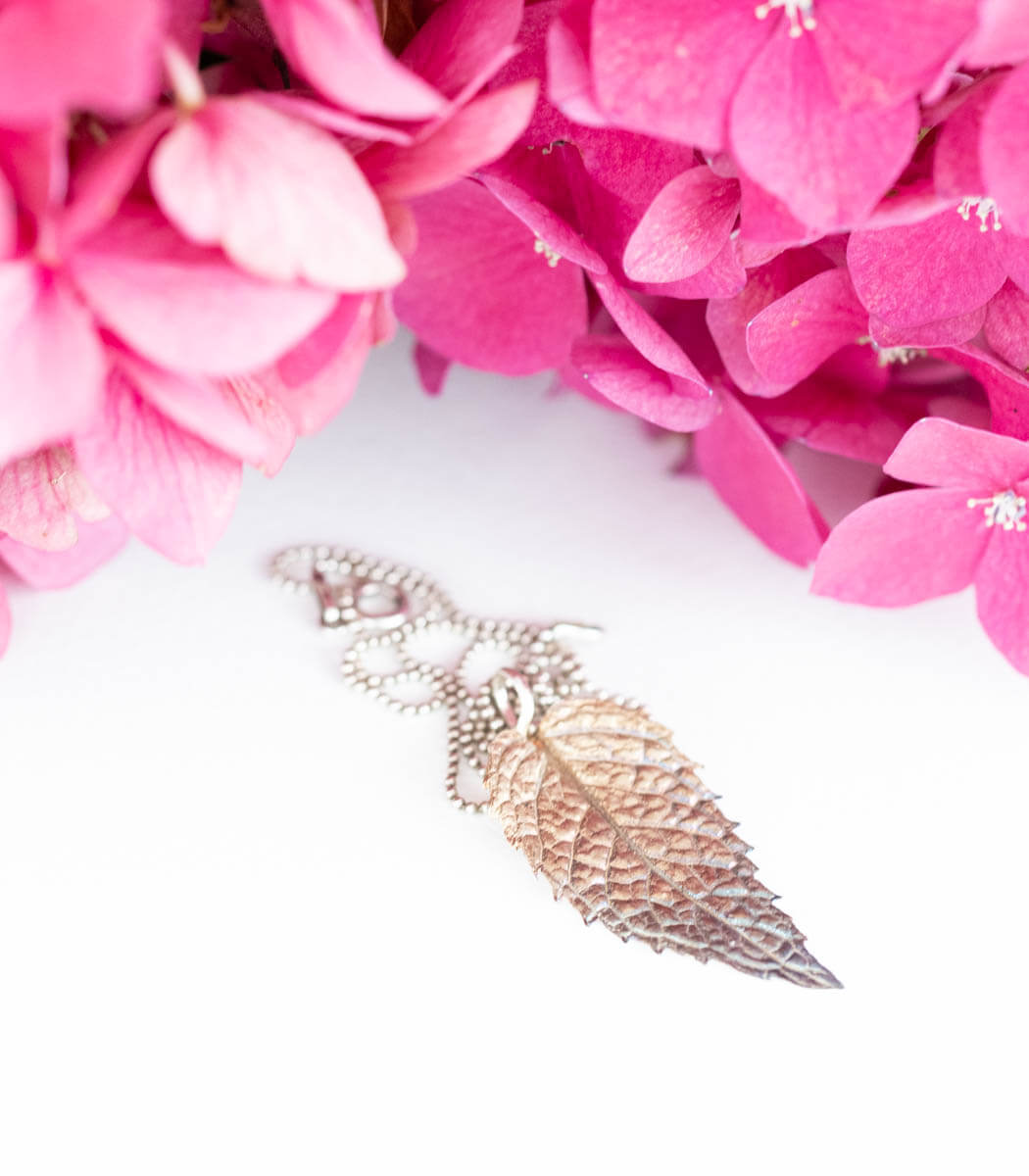 Minzeblatt Silber Anhänger getragen – Naturschmuck Kette am Hals, handgefertigtes Unikat von goodrun