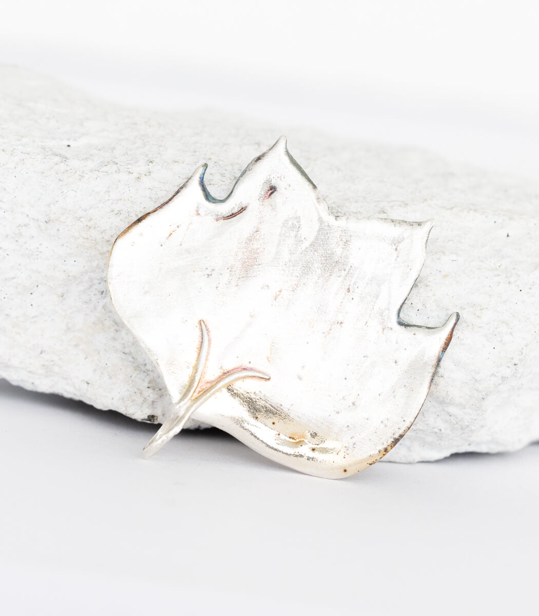 Silber Anhänger Tulpenbaum – Rückseite und Öse, handgefertigter Naturschmuck aus Recyclingsilber
