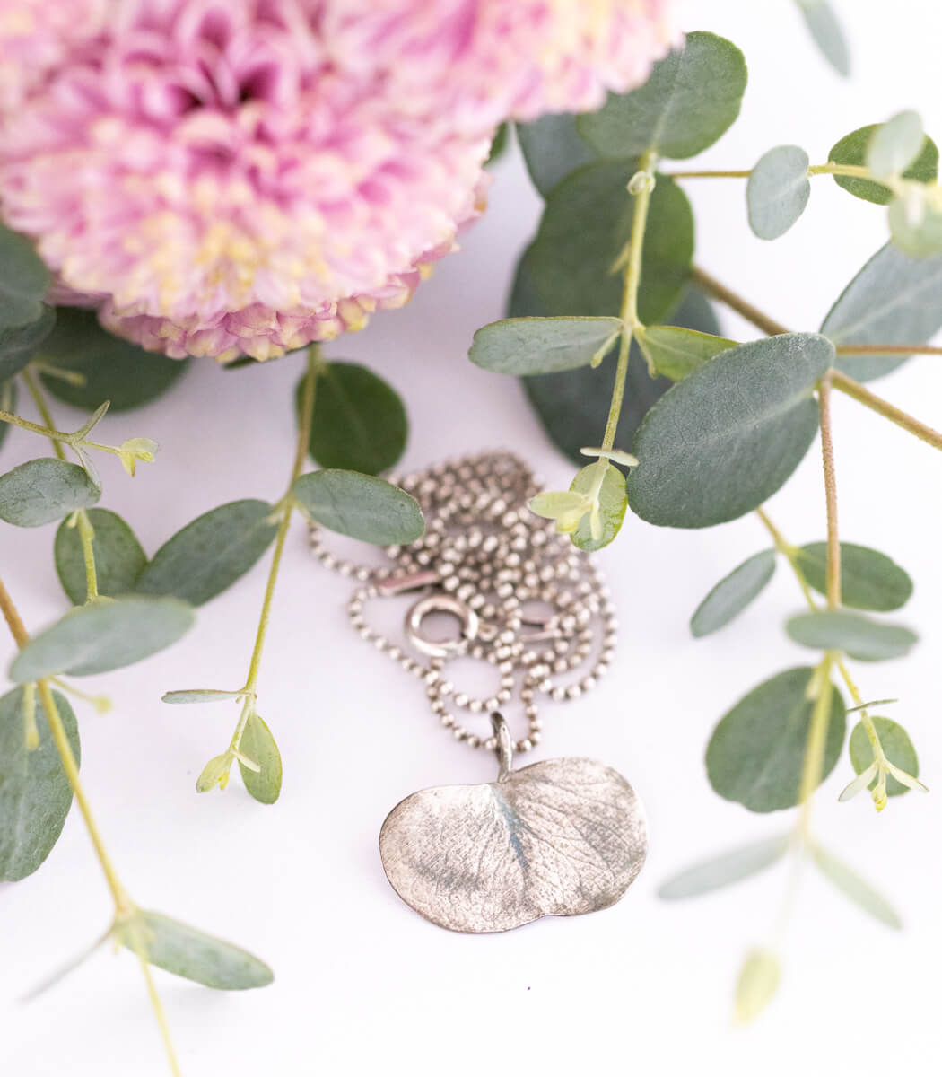 Eukalyptus Silber Anhänger getragen – Naturschmuck Kette am Hals, handgefertigtes Unikat von goodrun