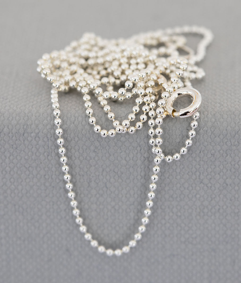 Feine Silber Kugelkette getragen – perfekte Basisschmuck Kette für Naturschmuck Anhänger, goodrun