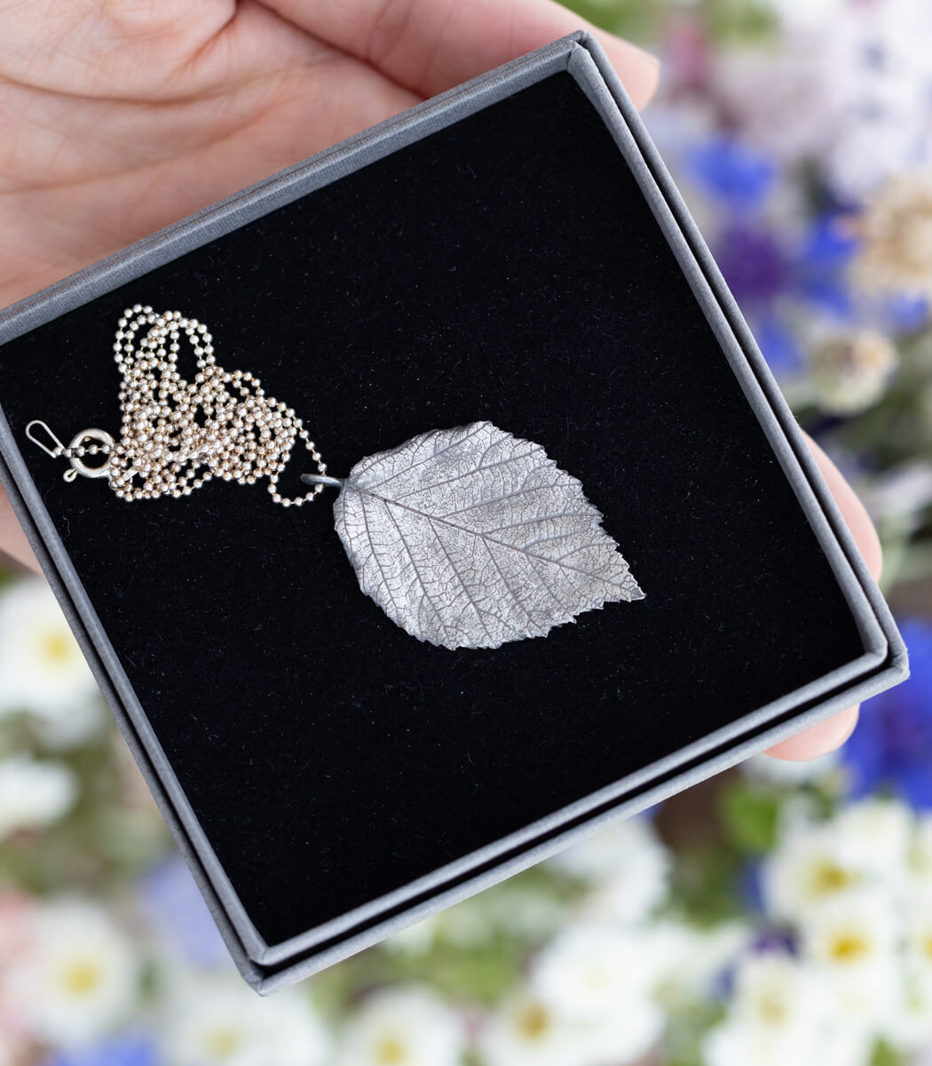 Silber Brombeerblatt Kette – zweites Unikat am Hals, feiner Naturschmuck Anhänger von goodrun