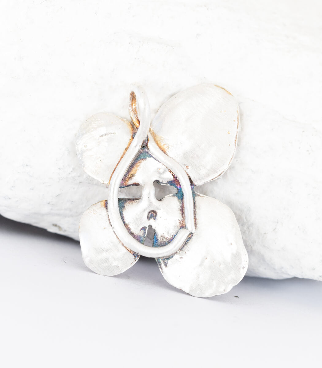 Silber Anhänger Vierblättriger Klee – Seitenansicht an Kette, handgefertigt aus Recyclingsilber goodrun
