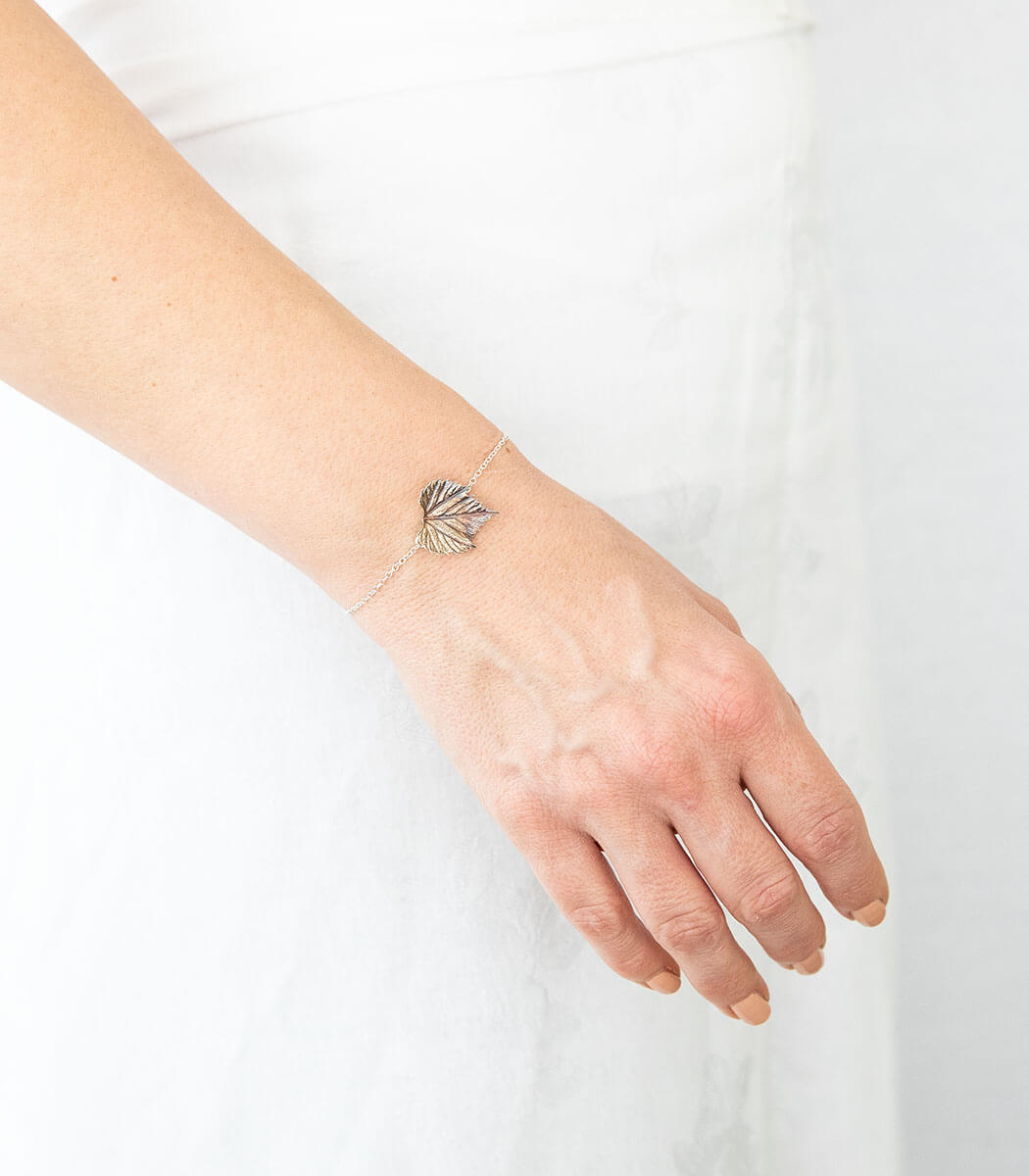 Silber Weinblatt Armband – Detailansicht Blattstruktur, echter Weinblattabdruck in Recyclingsilber