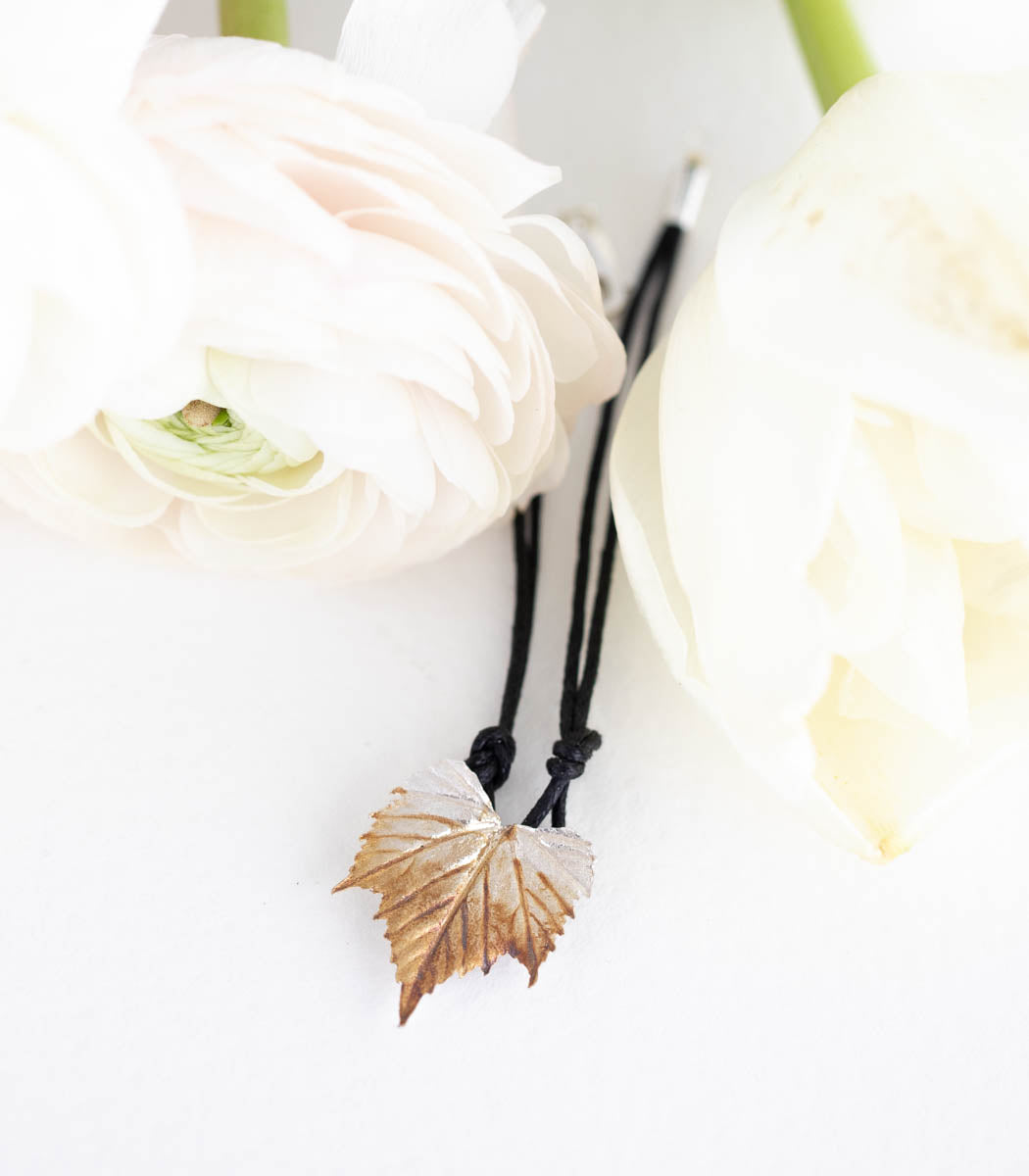 Weinblatt Armband Silber getragen – Naturschmuck am Handgelenk, feines Recyclingsilber Unikat