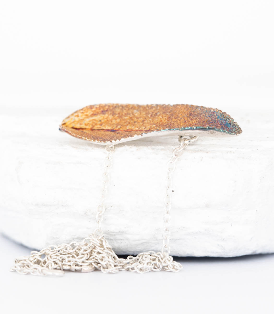 Salbeiblatt Silber Anhänger – Größenvergleich auf der Hand, handgefertigtes Naturschmuck Einzelstück