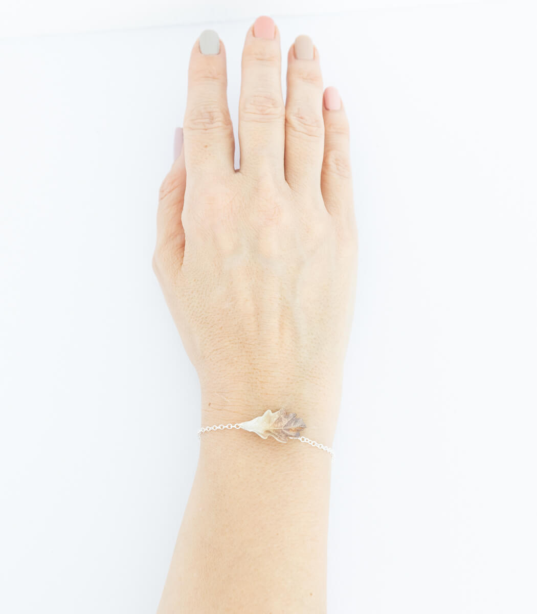 Silber Eichenblatt Armband – Detailansicht Blattstruktur, echter Eichenblattabdruck in Recyclingsilber