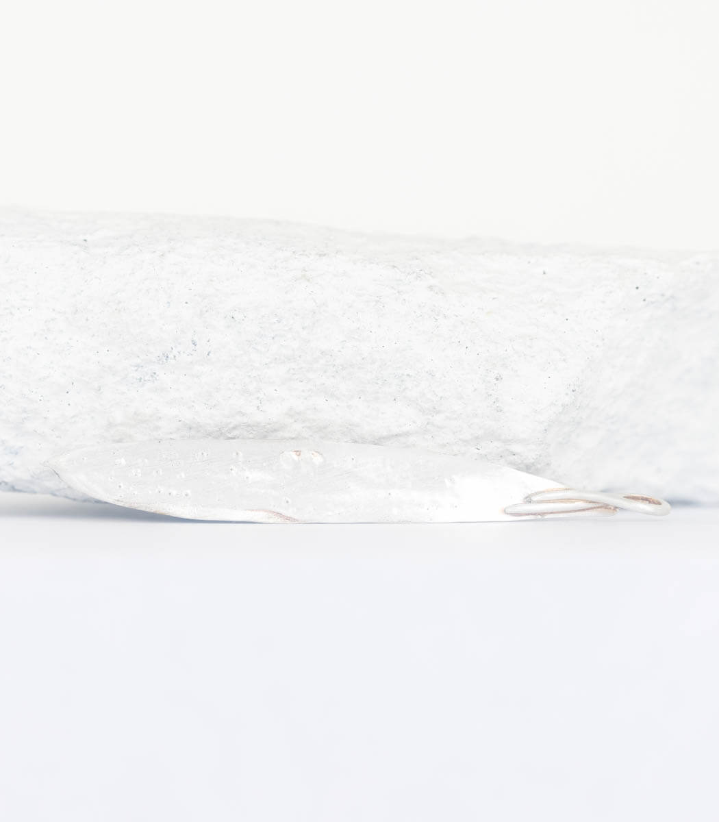 Silber Anhänger Olivenblatt – Rückseite und Öse, handgefertigter Naturschmuck aus Recyclingsilber