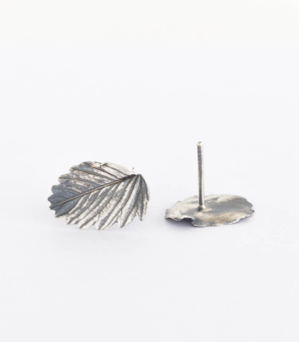 Silber Ohrstecker Erdbeere – zweites Stück Rückseite, handgefertigte Naturschmuck Ohrstecker goodrun