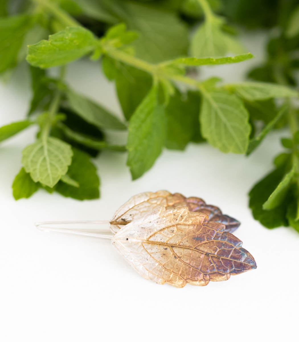 Melisse Silber Ohrhänger getragen – Naturschmuck Ohrhänger am Ohr, handgefertigtes Unikat von goodrun
