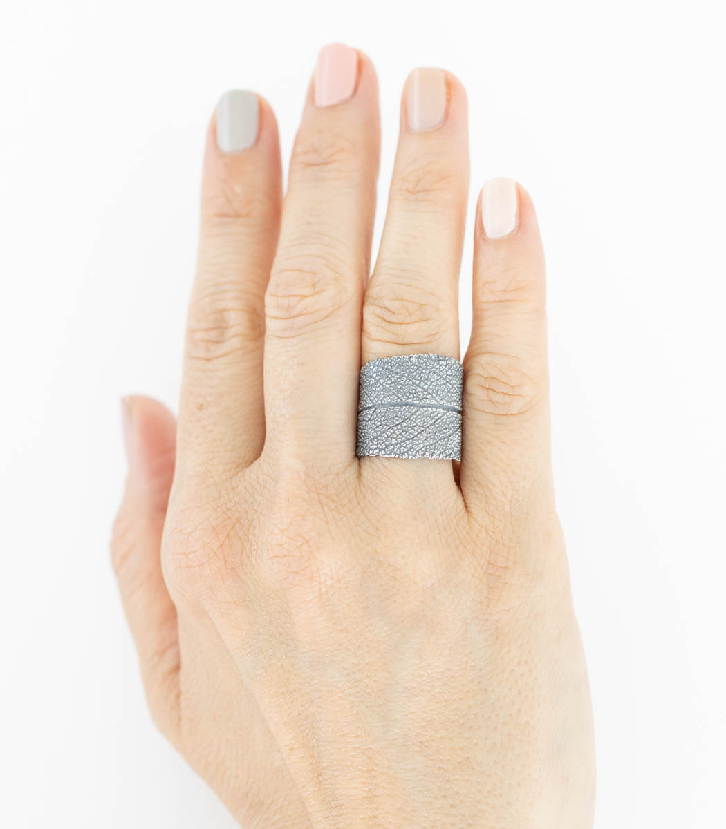 Silber Ring Salbei – Detailansicht Blattstruktur Größe 57, echter Salbeiblattabdruck in Recyclingsilber