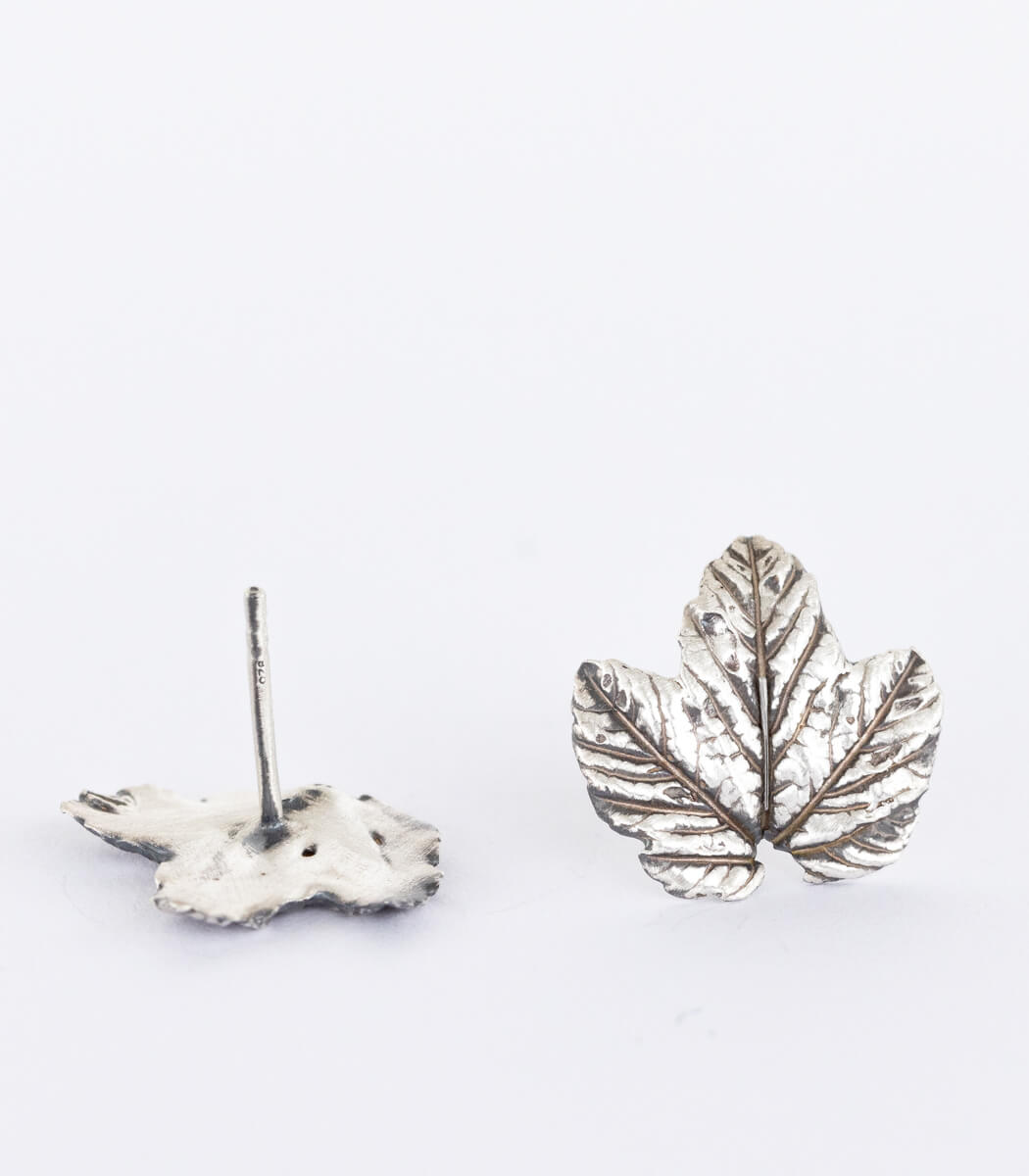 Silber Ohrstecker Ahorn – Rückseite mit Schmetterlingsverschluss, Naturschmuck Unikat