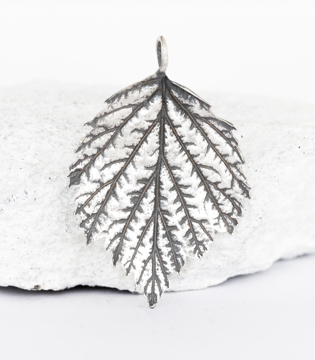 Silber Anhänger Himbeerblatt – handgefertigter Naturschmuck aus echtem Himbeerblatt, Recyclingsilber – goodrun
