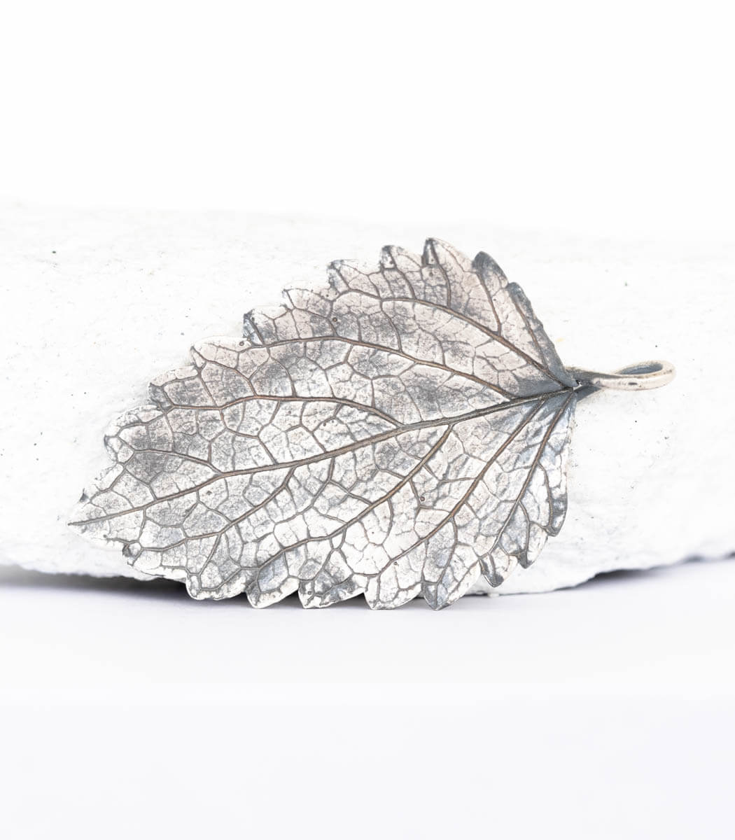 Silber Anhänger Melisse – Rückseite und Öse, handgefertigter Naturschmuck aus Recyclingsilber