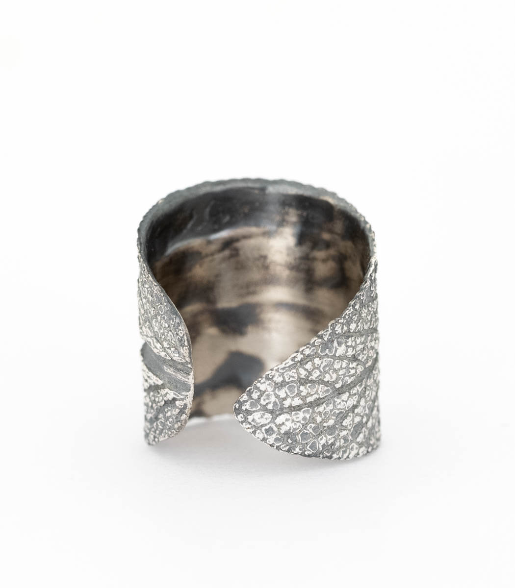 Salbeiblatt Silber Ring Gr. 50 getragen – Naturschmuck Ring am Finger, handgefertigtes Unikat