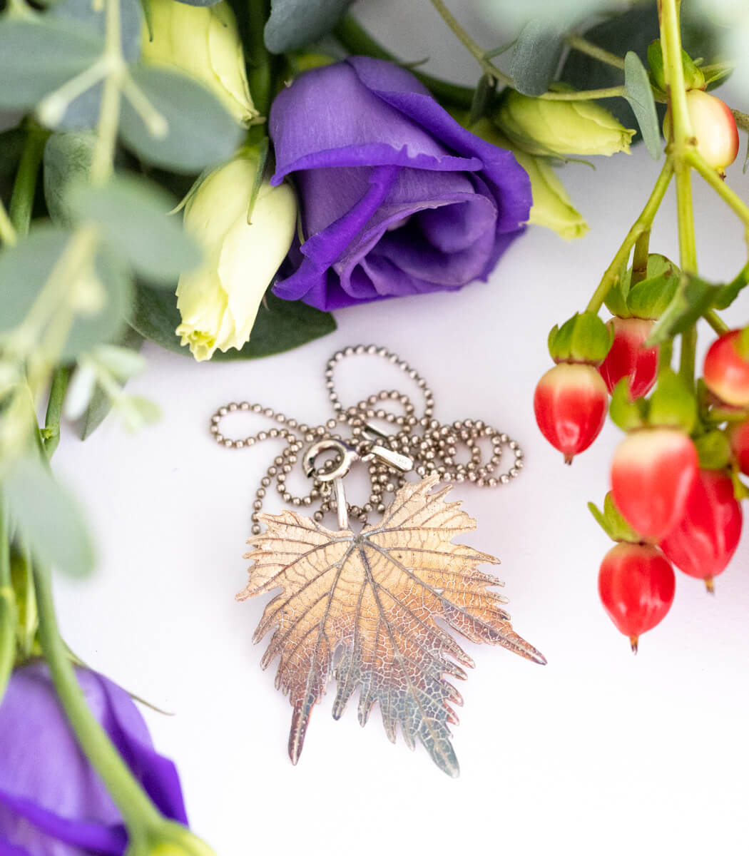 Silber Weinblatt Kette – zweites Unikat am Hals, feiner Naturschmuck Anhänger von goodrun