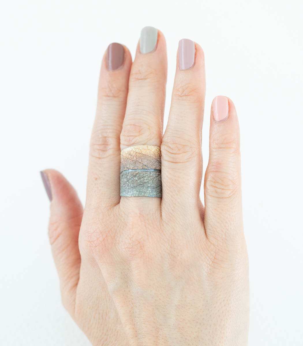 Silber Ring Salbei – Detailansicht Blattstruktur Größe 61, echter Salbeiblattabdruck in Recyclingsilber