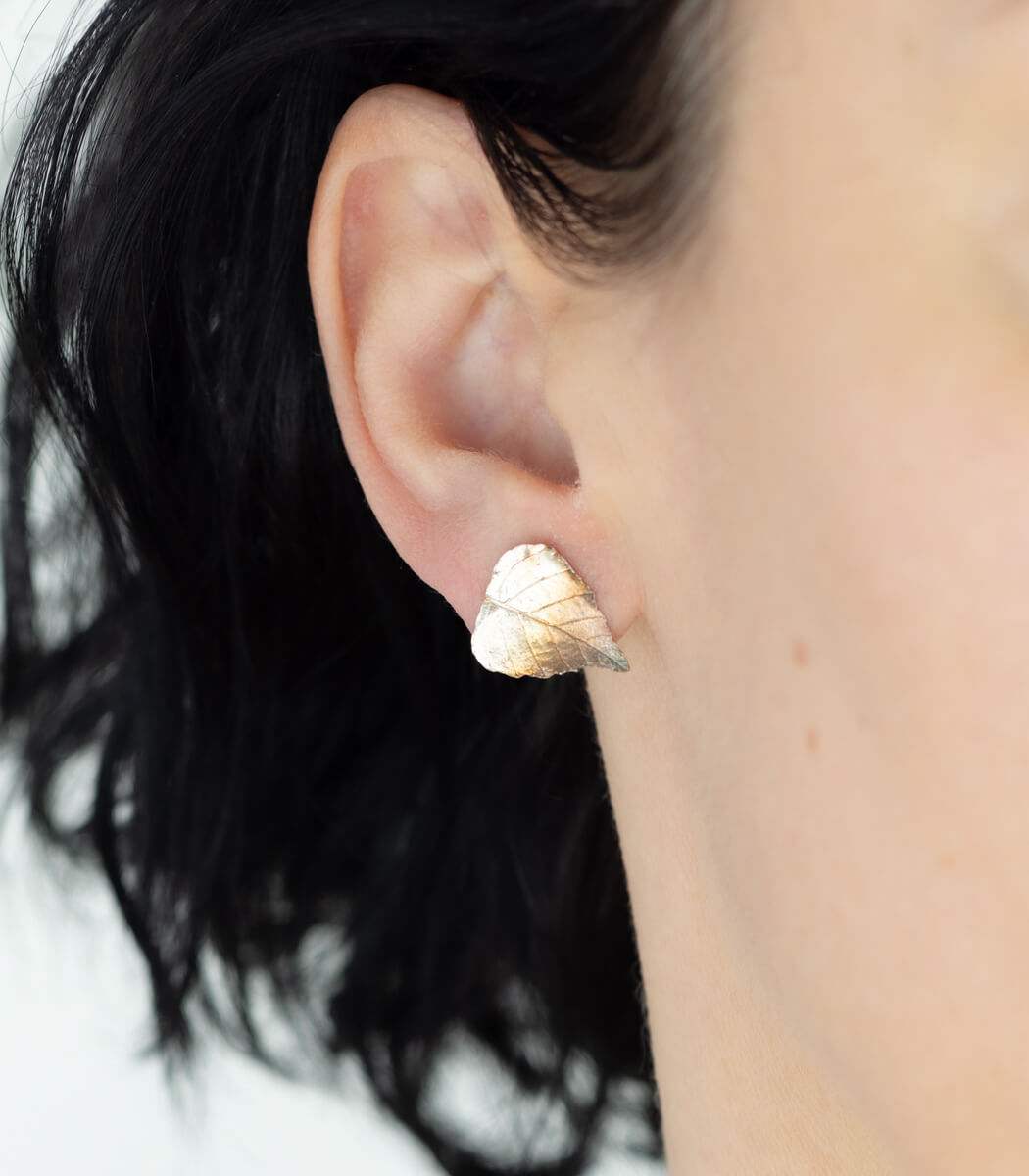 Birke Ohrstecker Silber, Detailansicht Blatt, Naturschmuck handgemacht – goodrun