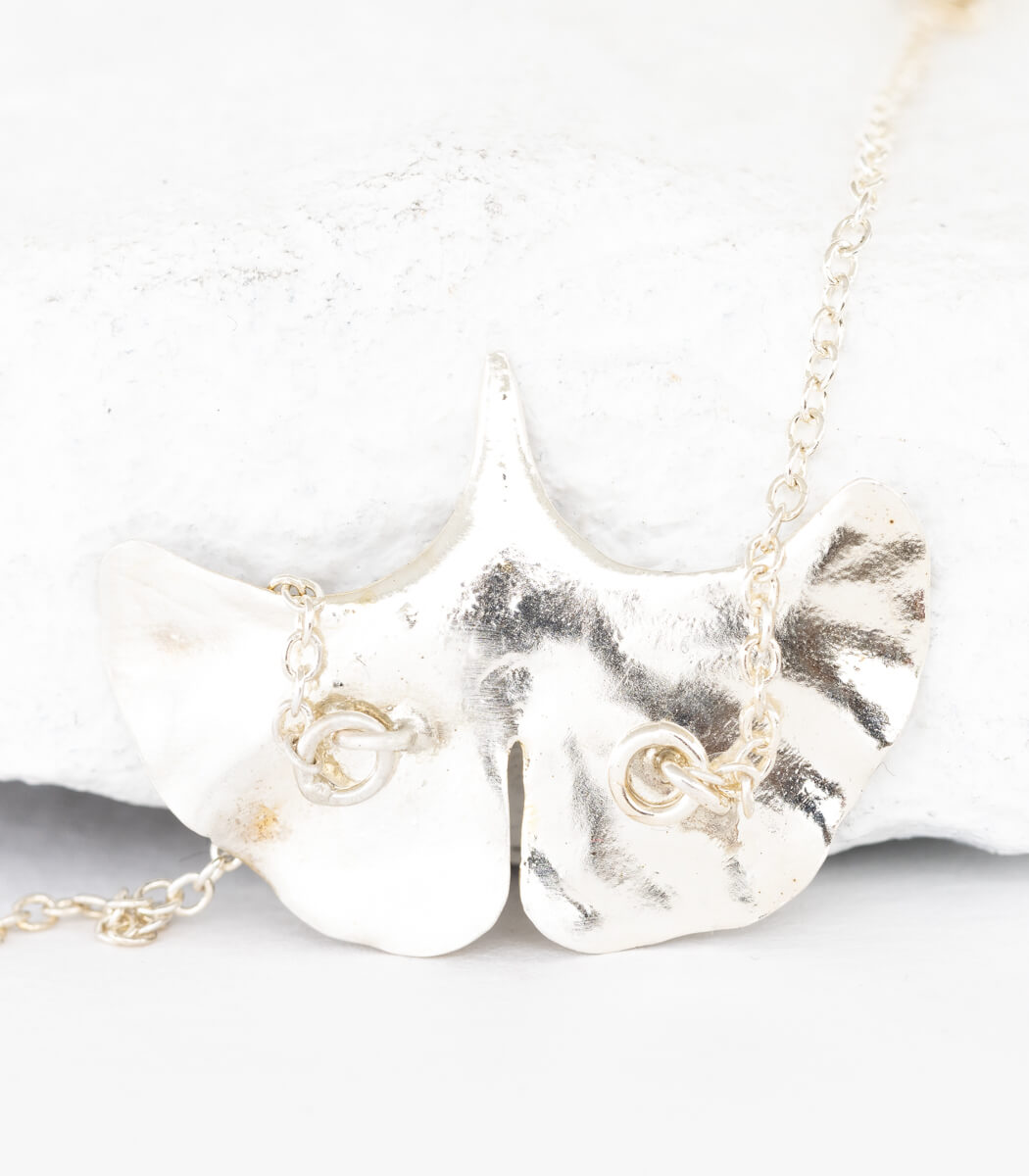 Silber Armband Ginkgoblatt – Seitenansicht am Handgelenk, handgefertigt von goodrun