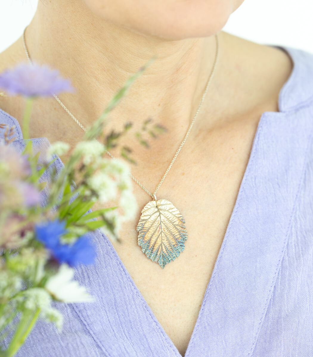 Silber Anhänger Haselnuss – Detailansicht Haselnussform, Naturschmuck Unikat goodrun