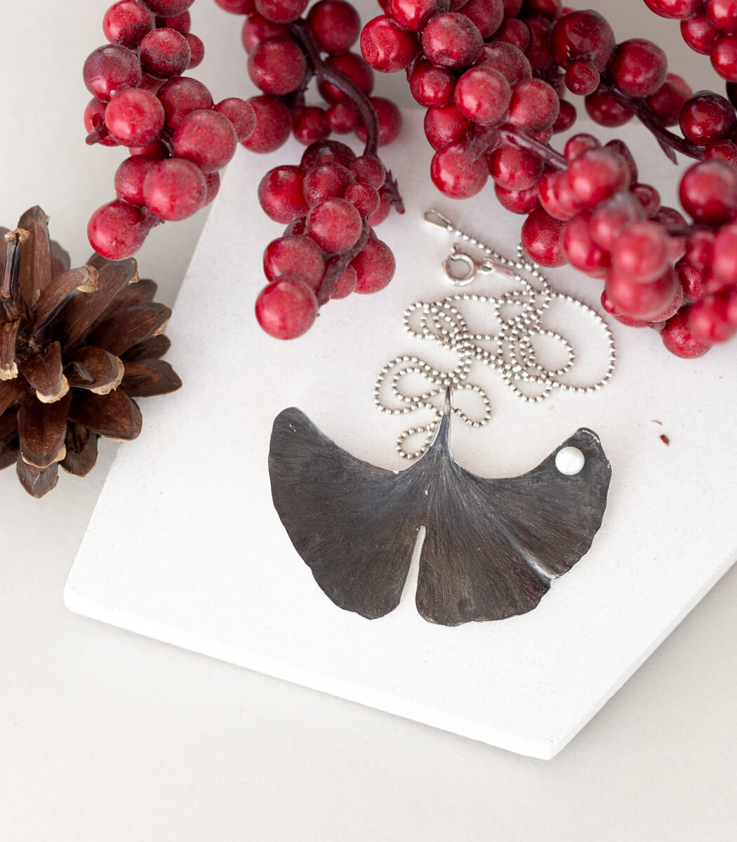 Ginkgo Anhänger mit Perle Silber, Nahaufnahme Perle und Blatt, Unikat – goodrun