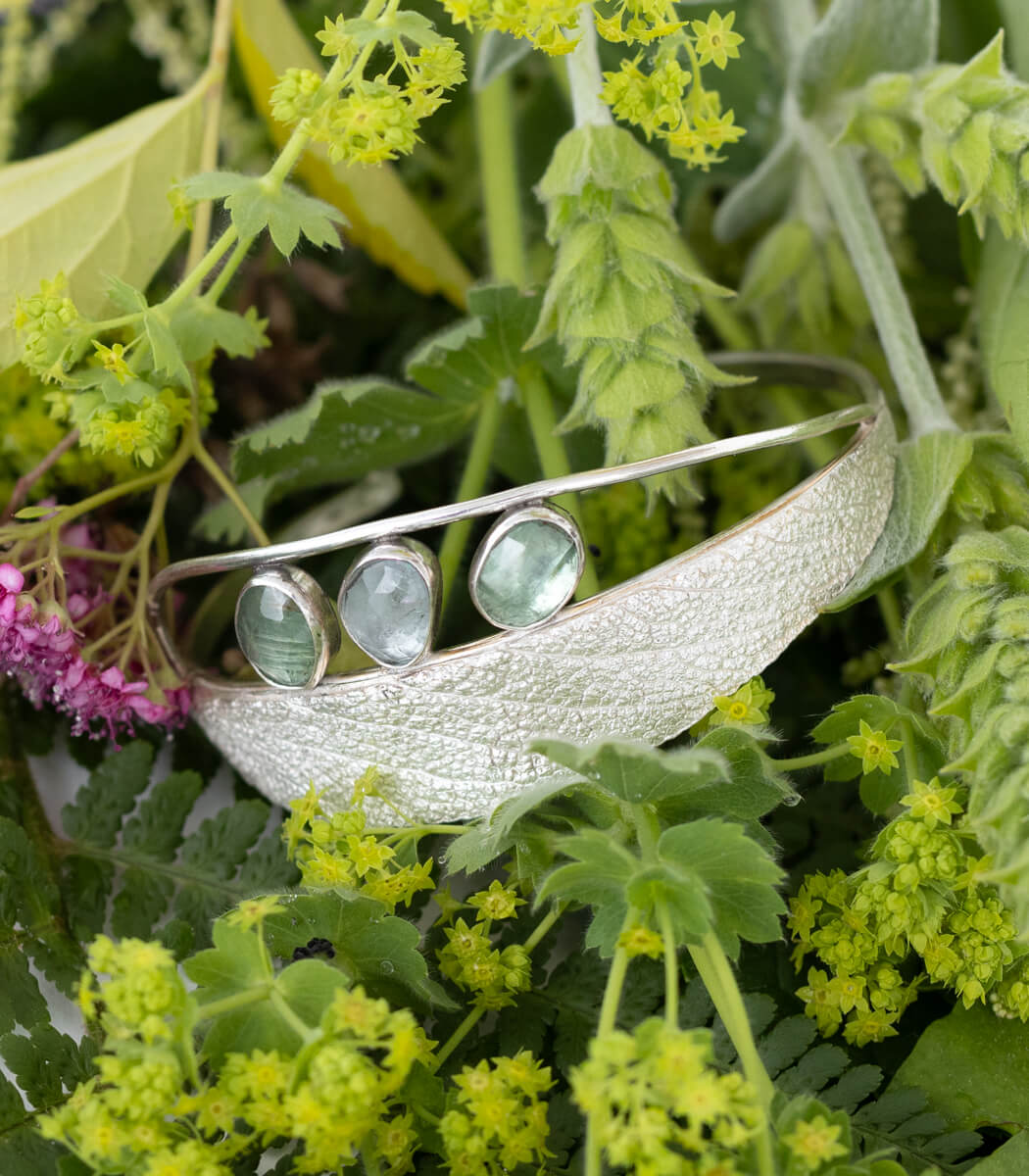 Silber Armspange Salbei mit Edelsteinen – Profilansicht, Naturschmuck Unikat goodrun