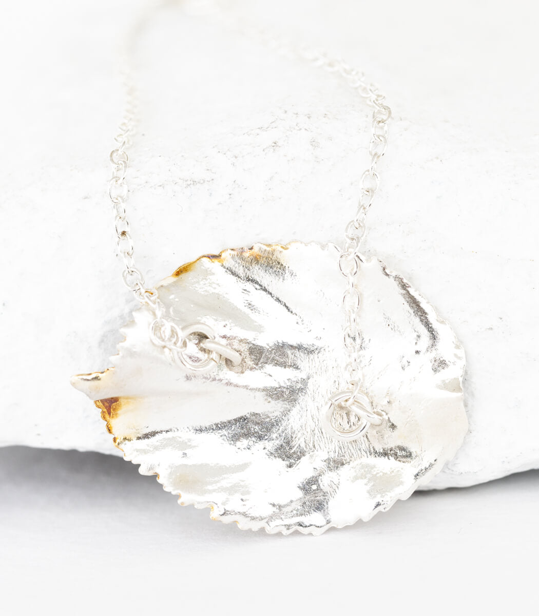 Silber Armband Wildkirsche – Seitenansicht am Handgelenk, handgefertigt von goodrun