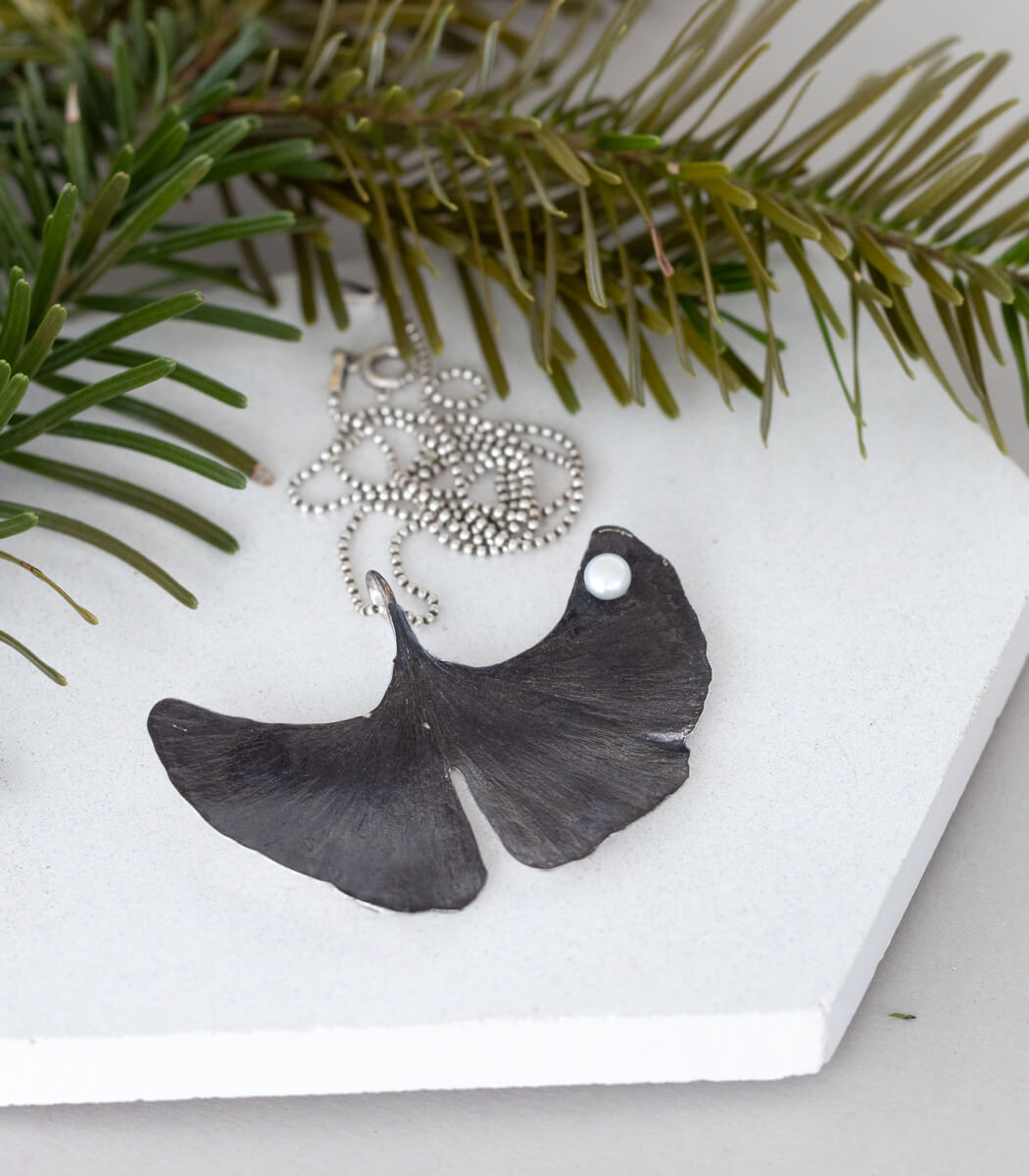 Ginkgo Anhänger mit Perle Silber, seitliche Ansicht, Unikat aus Recyclingsilber – goodrun