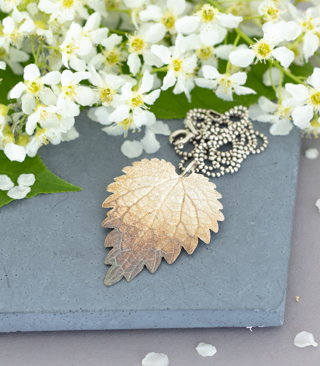 Brennnessel Anhänger Silber, getragen, handgefertigter Naturschmuck – goodrun