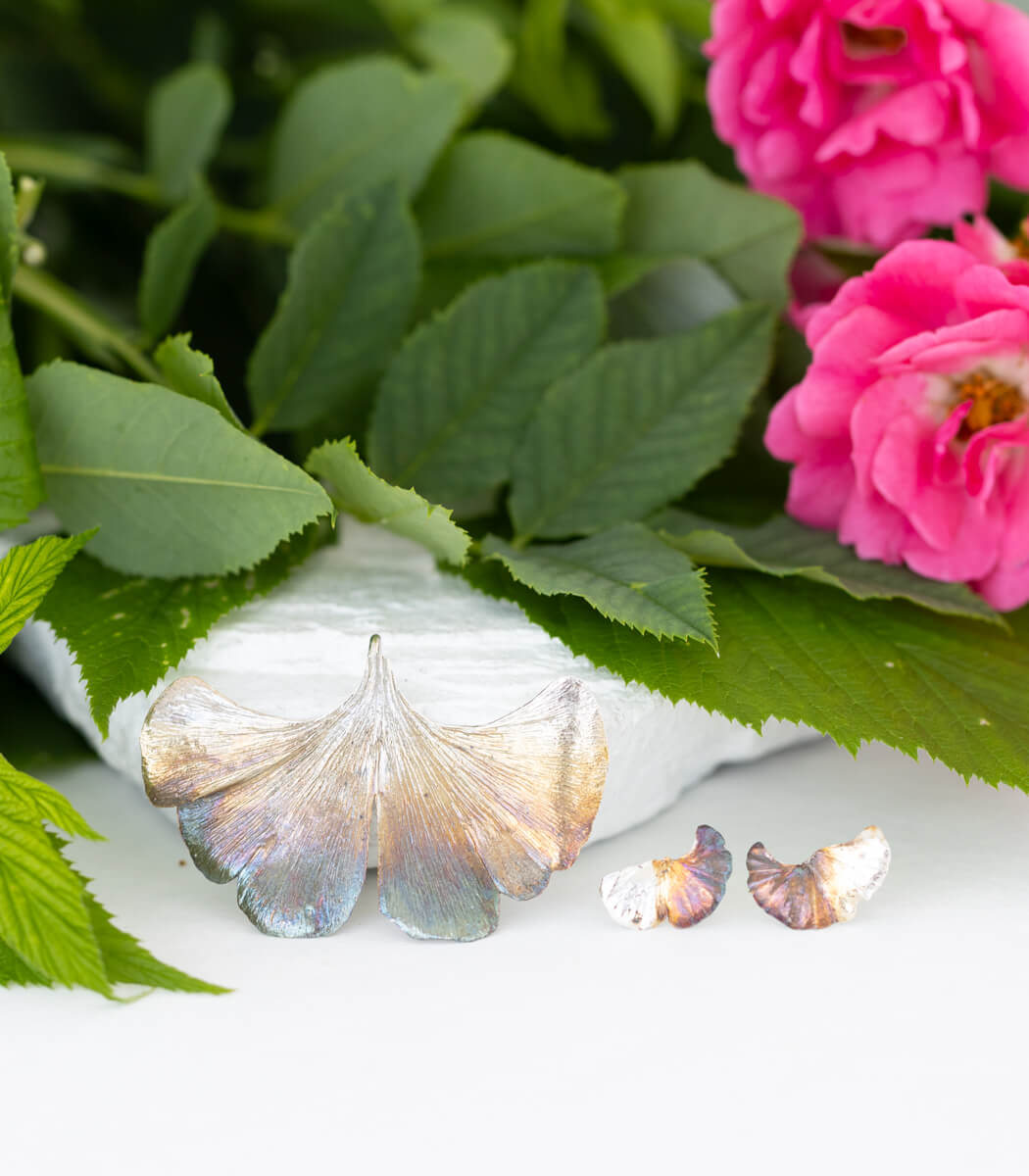 Silber Ohrstecker Ginkgoblatt weiteres Unikat – Seitenansicht am Ohr, handgefertigt goodrun