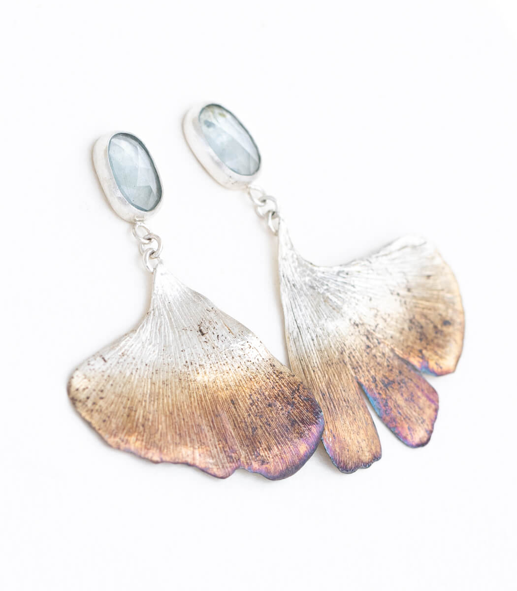 Silber Ohrhänger Ginkgo Aqua Kyanit – getragen am Ohr, Naturschmuck Unikat goodrun