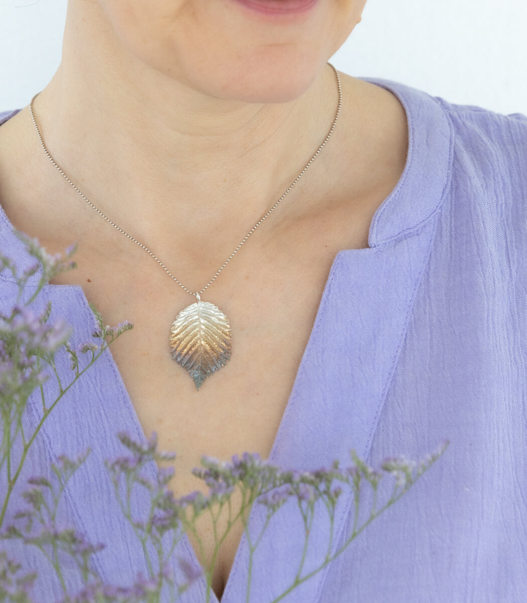 Ulme Anhänger Silber, Detailansicht Blatt, Naturschmuck handgemacht – goodrun