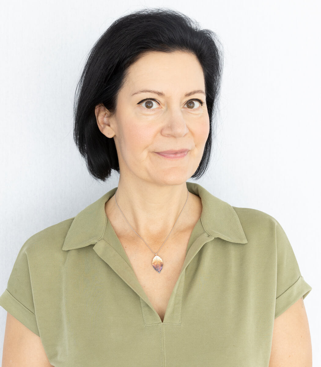 Silber Anhänger Rosenblatt – Detailansicht Blattstruktur und Silberoberfläche, Naturschmuck goodrun