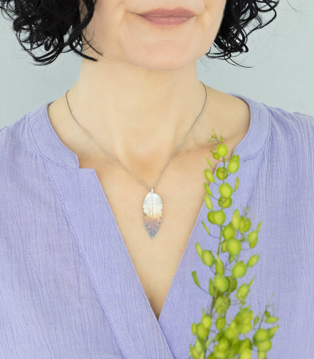 Eberesche Anhänger Silber, Detailansicht Blätter, Naturschmuck handgemacht – goodrun