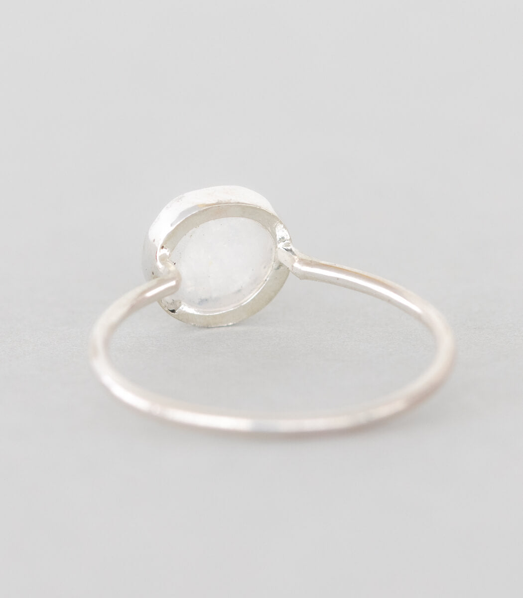 Silber Ring Mondstein Gr. 55 – am Finger getragen, Naturschmuck Unikat goodrun