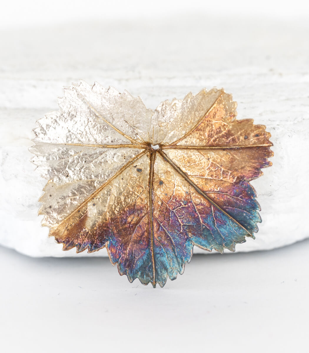 Silber Brosche Frauenmantel – handgefertigter Naturschmuck aus echtem Frauenmantelblatt, Recyclingsilber goodrun