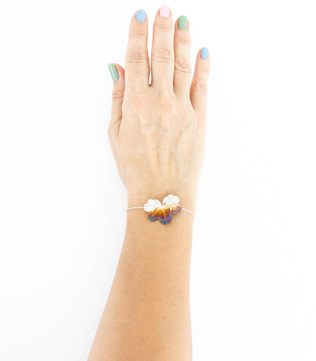 Silber Armband Frauenmantel – Detailansicht Blattstruktur und Silberoberfläche, Naturschmuck goodrun