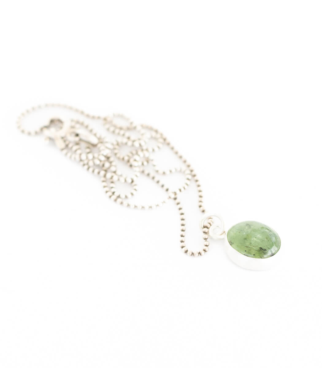 Silber Anhänger Grüner Kyanit – Rückseite, Naturschmuck Unikat von goodrun