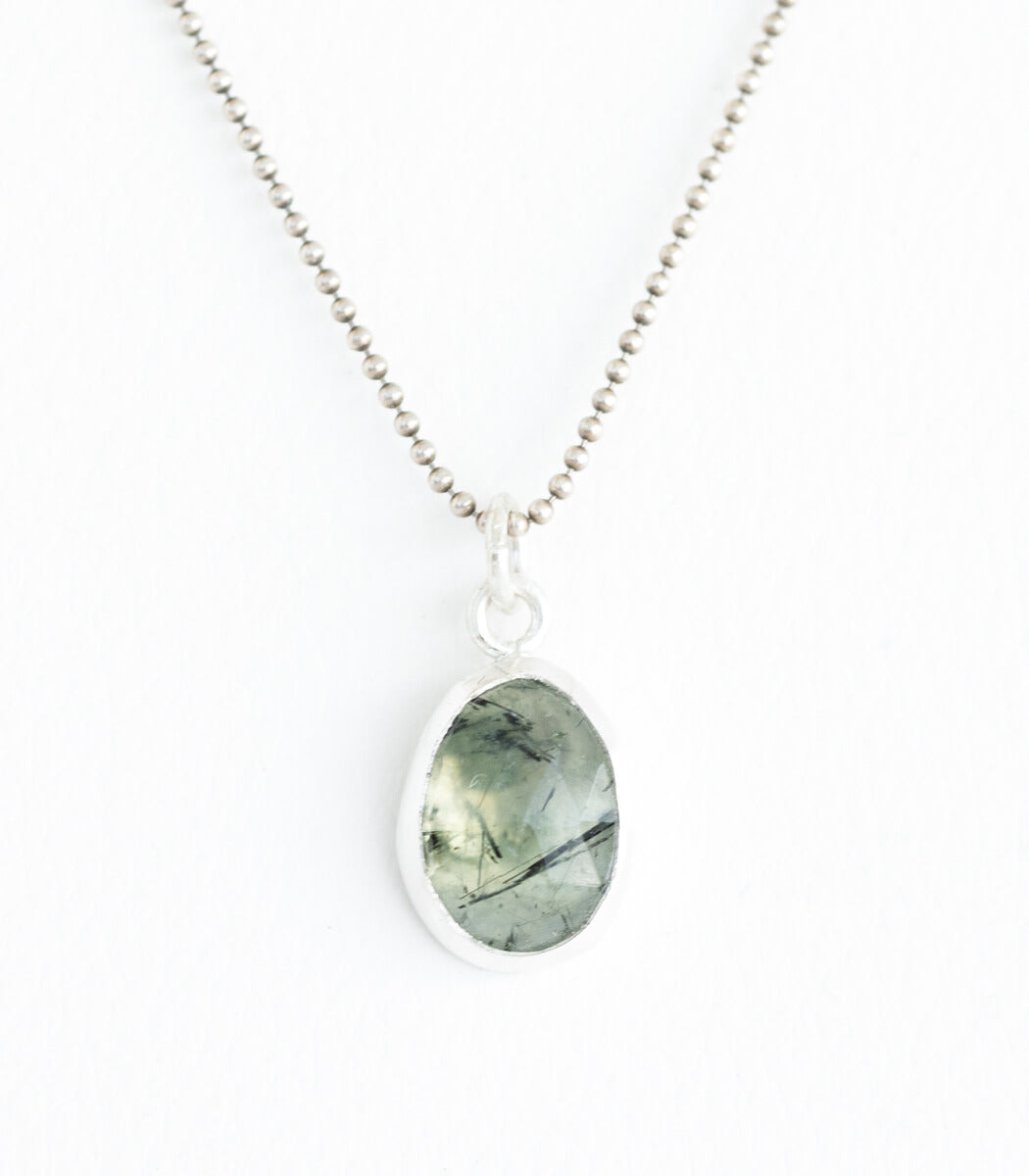 Silber Anhänger Prehnit – handgefertigter Naturschmuck mit grünem Prehnit, Recyclingsilber goodrun