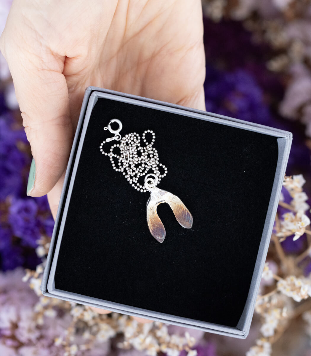 Silber Anhänger Ahornsamen – Seitenansicht an Kette, Naturschmuck Unikat von goodrun