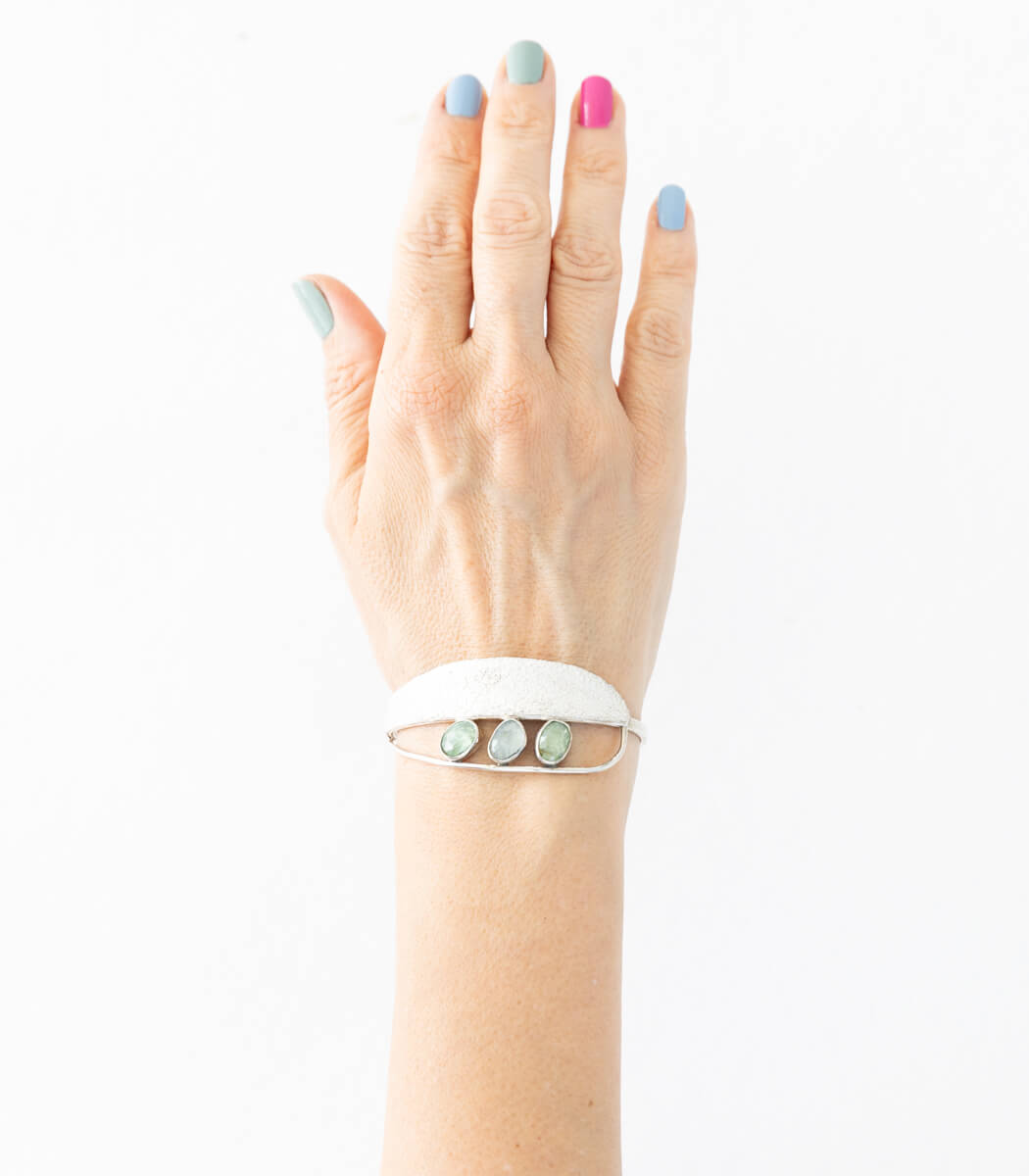 Silber Armspange Salbei mit Edelsteinen – Detailansicht Salbeiblatt und Steine, Naturschmuck goodrun