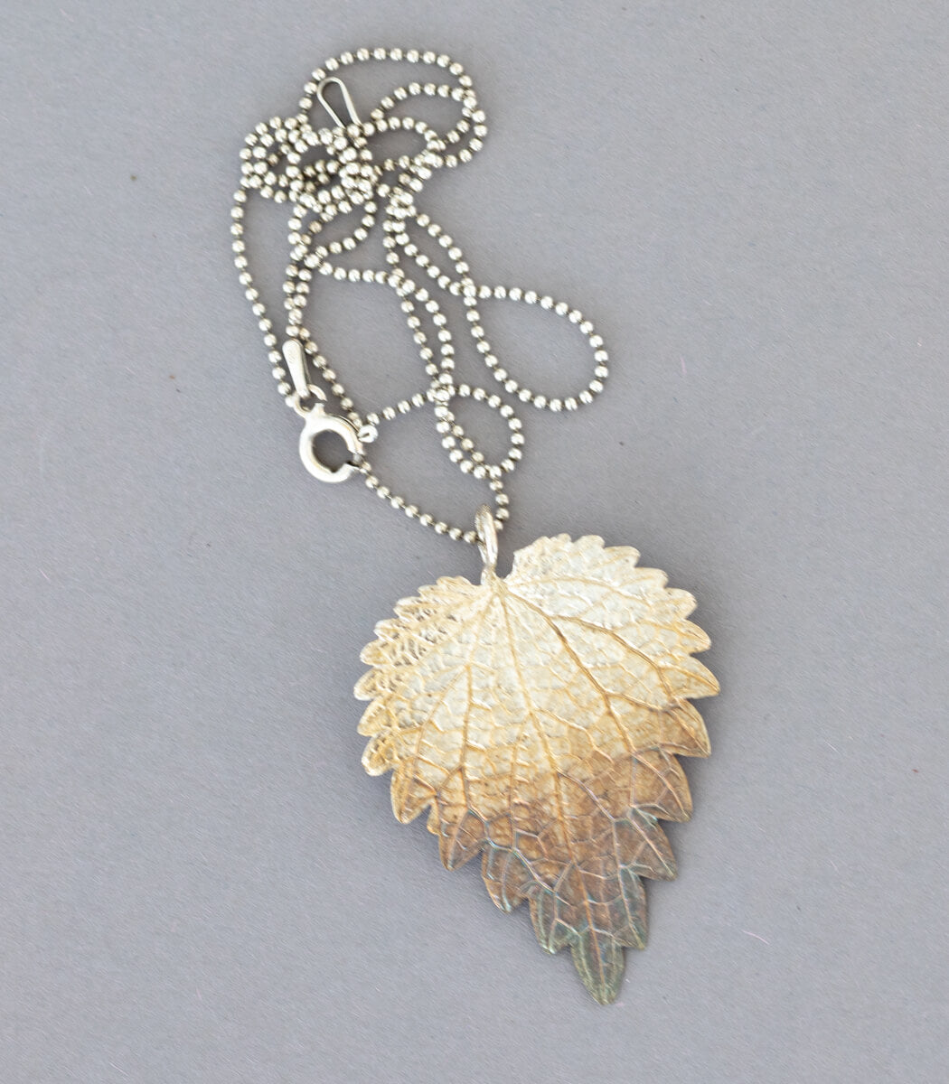 Brennnessel Anhänger Silber, Gesamtansicht, handgefertigter Naturschmuck – goodrun