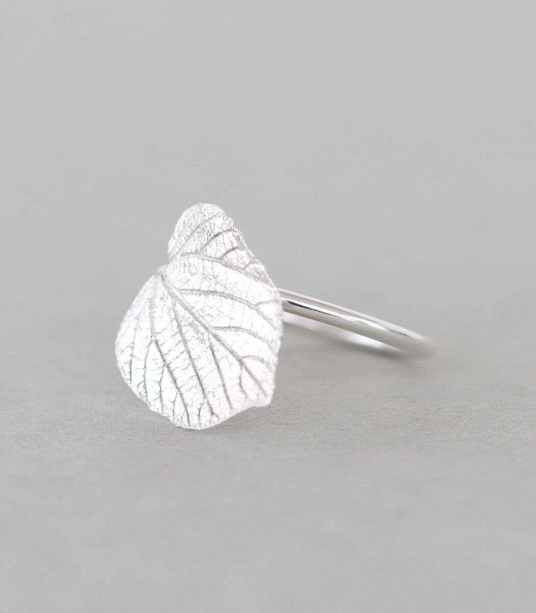 Silber Ring Lindenblatt Gr. 56 – am Finger getragen, Naturschmuck Unikat goodrun